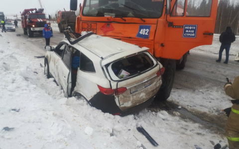 Подробности смертельного ДТП на трассе в Коми: в аварии погибла семья
