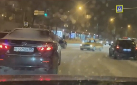 В центре Сыктывкара водитель ехал задом по встречной полосе (видео)