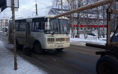 Под Сыктывкаром автобус въехал в столб для масленичных соревнований (фото)
