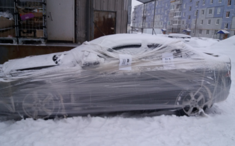 Фото дня в Сыктывкаре: неизвестные упаковали чужое авто в полиэтилен