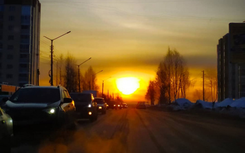 Фото дня в Сыктывкаре: пламенный восход над сонным городом