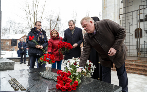 В Сыктывкаре возложили цветы к памятнику жертвам политических репрессий