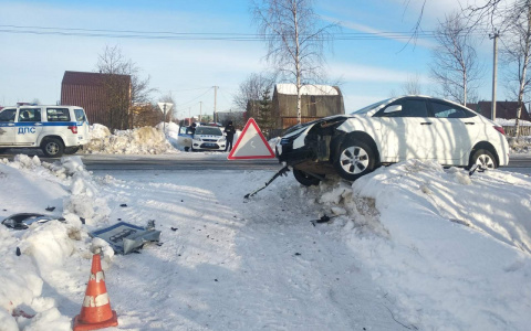 В Сыктывкаре женщина-водитель сбила двух человек на автобусной остановке
