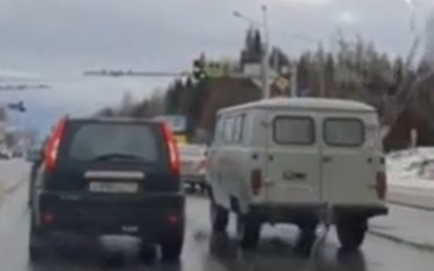 Успеть на зеленый за пять секунд: в Сыктывкаре на трассе сломался светофор (видео)