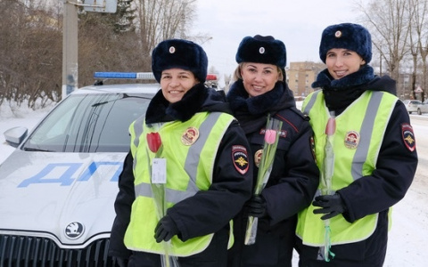 В Сыктывкаре автоинспекторы останавливали женщин-водителей, чтобы подарить им цветы