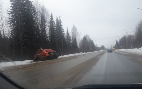 В Сыктывкаре в кювет рухнул «КамАЗ»-снегоуборщик (фото)