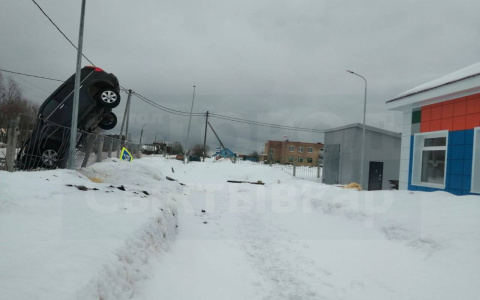 В Коми водитель внедорожника перелетел через двухметровый забор