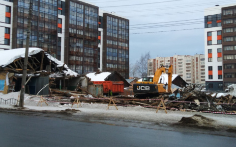 Старое здание, которое завесили баннером с окнами в Сыктывкаре, снесли (фото)