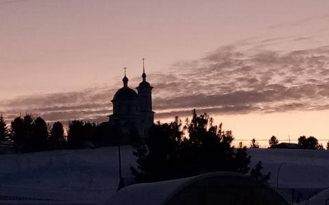 Фото дня от сыктывкарца: белокаменная церковь монастыря на холме