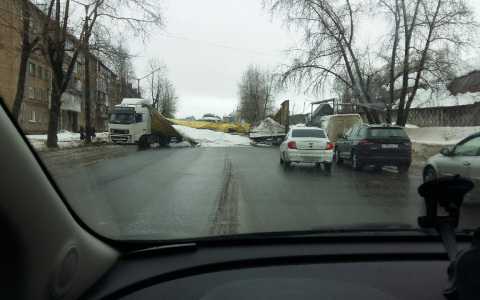 В Сыктывкаре фура со снегом перегородила целую улицу (фото)