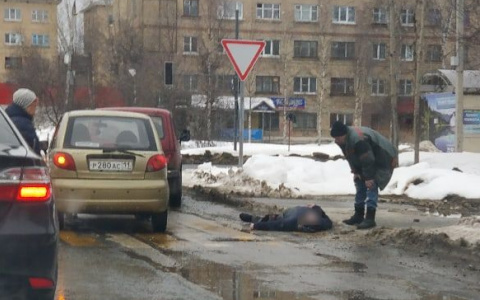 В Коми мужчина упал на пешеходном переходе и умер