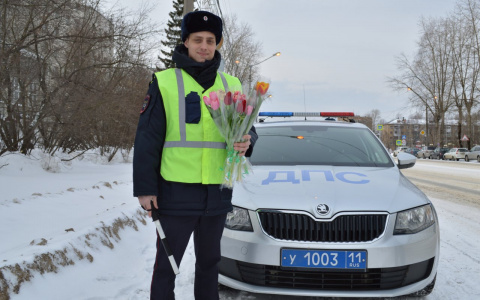 Люди в форме и тюльпаны из автомобиля: как сыктывкарок поздравили с 8 Марта