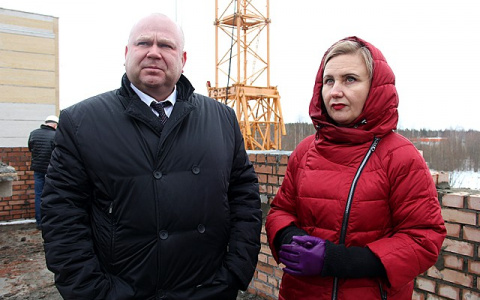 Мэр Сыктывкара проверила, как идет строительство школы в Краснозатонском