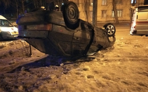 В Сыктывкаре «ВАЗ» врезался в автобус и перевернулся (фото)