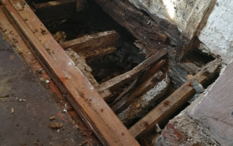 У сыктывкарки в квартире провалился пол и прорвало канализацию (фото)