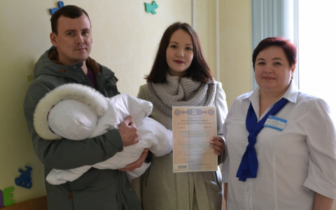 В Сыктывкаре выдали первый сертификат на материнский капитал за первенца