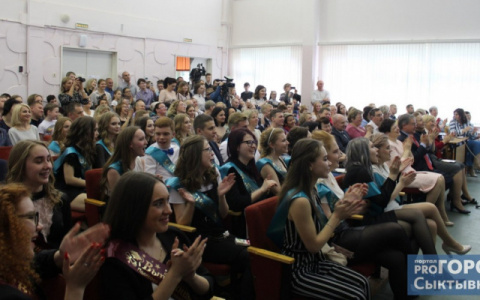 В России перенесли вступительные экзамены в вузы