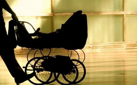 В Сыктывкаре подозрительный мужчина гулял с коляской посреди ночи