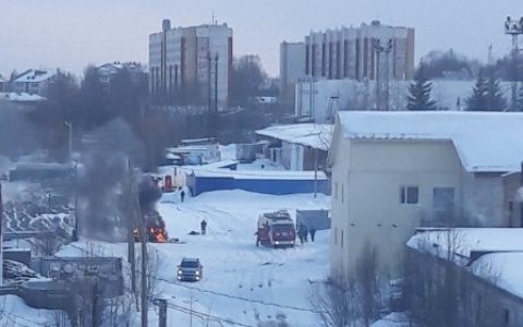 В Сыктывкаре вспыхнул припаркованный автомобиль (фото)