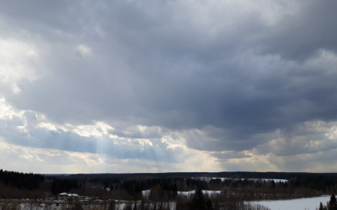 Фото дня в Сыктывкаре: лучи света пробиваются сквозь тучи над бескрайним лесами