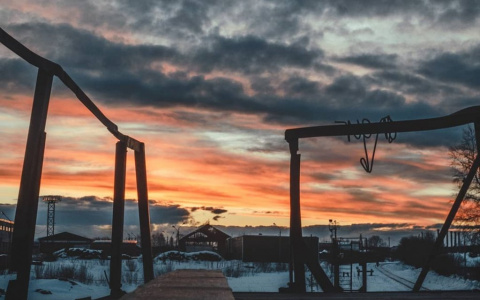 Фото дня в Сыктывкаре: оттенки костра и тлеющих углей в вечернем небе