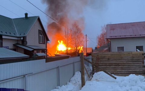 В Сыктывкаре случился мощный пожар возле детской поликлиники (фото, видео)