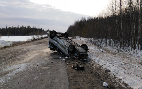 В Коми «пятнашка» влетела в ограждение и перевернулась