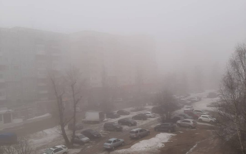 Фото дня в Сыктывкаре: пустые улицы под таинственной пеленой тумана