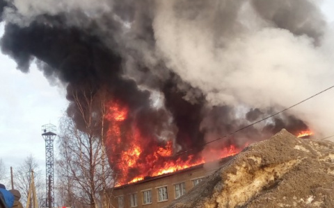 В Коми полыхало здание гостиницы (фото)