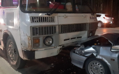 В Сыктывкаре 20-летняя девушка протаранила автобус