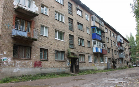 Легендарную «треснувшую» многоэтажку в Сыктывкаре расселяют
