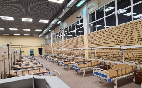 Мэр Сыктывкара показала отделения для больных коронавирусом в спортшколе