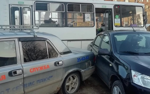 В Сыктывкаре пустой автобус протаранил сразу четыре авто