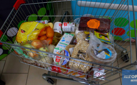 Россияне тратят на еду больше половины своих денег