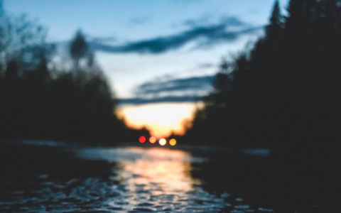 Фото дня от сыктывкарки: отблески теплого заката в затопленной дороге