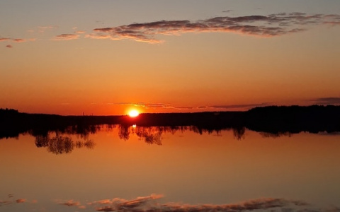 Фото дня в Сыктывкаре: огненное зазеркалье на берегу реки