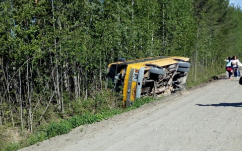 В Коми автобус, полный людей, опрокинулся в кювет (фото)