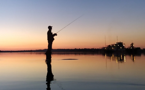 Фото дня в Сыктывкаре: сумеречная рыбалка