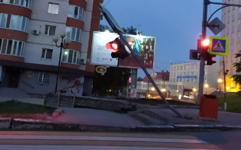 Фото дня в Сыктывкаре: «уставший» светофор в центре города