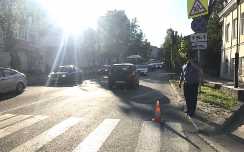 В Сыктывкаре ребенок переезжал «зебру» на самокате и попал под машину