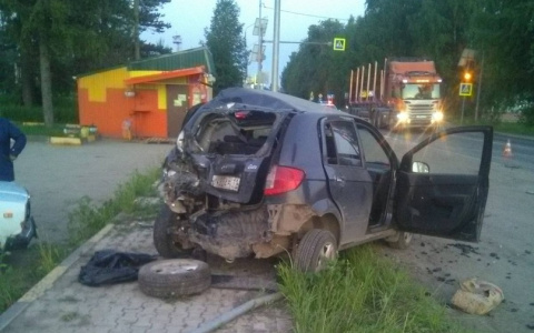 В Сыктывкаре пьяный водитель КамАЗа без прав протаранил машину с ребенком