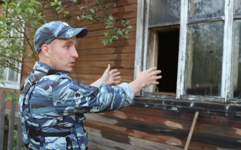 В Коми полицейские спасли из бушующего пожара четырех детей и их мать (фото)