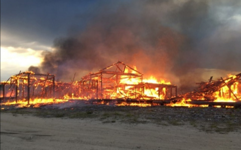 В коми поселке сгорело здание площадью в 2000 «квадратов» (фото)