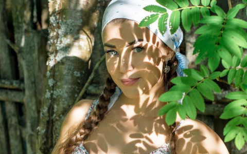 Изящные фигуры и смелое декольте: пять эффектных снимков сыктывкарских красавиц из Instagram