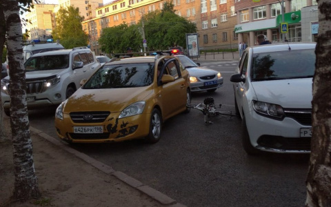 В Сыктывкаре велосипедист повредил два автомобиля