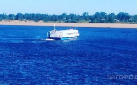 В Сыктывкаре теплоход «Усть-Сысольск» второй раз за неделю застрял на реке