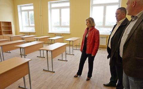 В новой школе в Сыктывкаре начали установку мебели (фото)