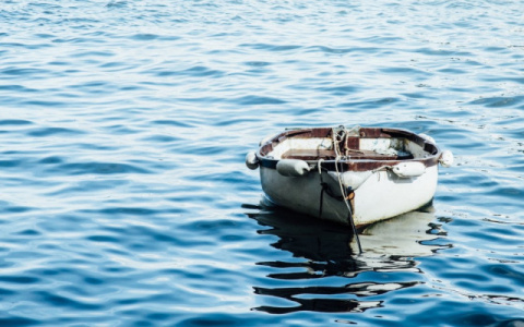 В Коми трое мужчин перевернулись на лодке, один погиб