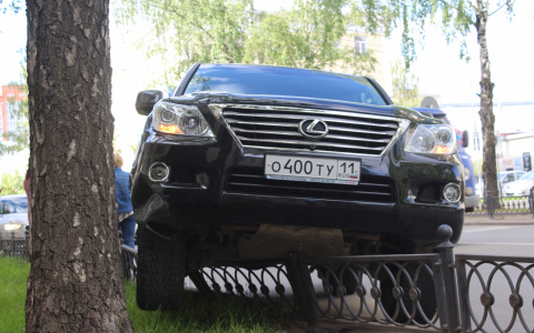 Возле мэрии Сыктывкара «Лексус» налетел на ограждение (фото)