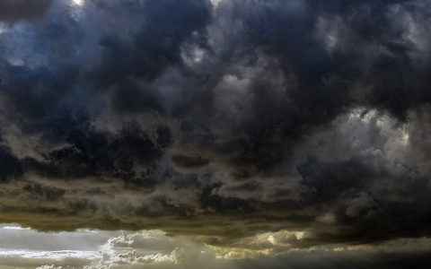 На Сыктывкар надвигается гроза: в МЧС объявили штормовое предупреждение